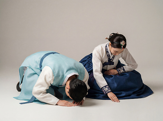 JPG 편집이미지 전통 커플 여자 명절 남자 문화 새해 한국 이벤트 예절 절 의식 전통의상 한복 세배 장면 합장 의료성형뷰티 편집실사 AI인물포토 AI콘텐츠 한국전통 기념일 아시아 관계 사람 손짓 인사 절_인사 CG 파일형식 AI포토