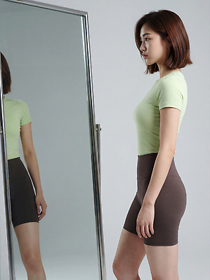 JPG 편집이미지 옷 여자 패션 일상 운동복 운동 반사 거울 자신감 몸매 미모 의료성형뷰티 스타일 홈트레이닝 편집실사 AI인물포토 AI콘텐츠 감정 건강 사람 라이프 CG 파일형식 AI포토