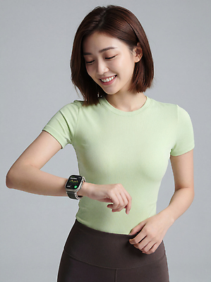 JPG 편집이미지 여자 패션 시계 티셔츠 모션 기술 실내 표정 웃음 초록색 운동 유행 손목 소통 의료성형뷰티 스타일 홈트레이닝 편집실사 AI인물포토 AI콘텐츠 컬러 컨셉 셔츠 건강 사람 내부 신체부위 CG 파일형식 AI포토