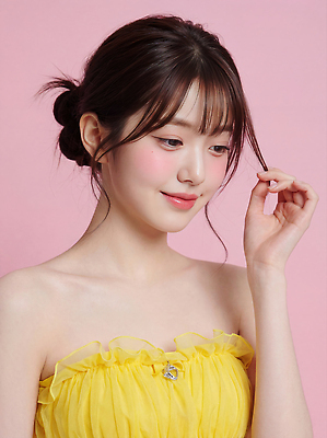 JPG 모델 편집이미지 손 옷 여자 얼굴 분홍색 포즈 백그라운드 미소 뷰티 노란색 머리카락 촬영 뷰티풀 의료성형뷰티 스타일 편집실사 AI인물포토 AI콘텐츠 컬러 표정 사람 신체부위 머리 CG 파일형식 AI포토