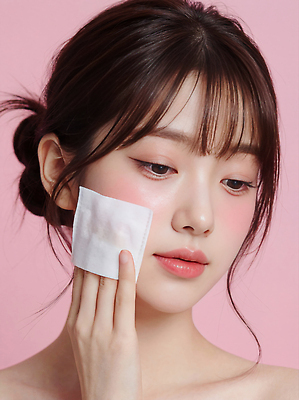 JPG 편집이미지 여자 얼굴 관리 화장 뷰티 화장품 상품 집중 피부 피부관리 스킨케어 화장솜 의료성형뷰티 분홍색배경 편집실사 AI인물포토 AI콘텐츠 분홍색 백그라운드 컨셉 사람 신체부위 화장용품 CG 파일형식 AI포토