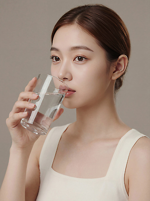 JPG 편집이미지 여자 음료 자연 조명 잔 실내 표정 건강 일상 물 단순화된 자기관리 의료성형뷰티 스타일 분홍색배경 편집실사 AI인물포토 AI콘텐츠 자연요소 식기 분홍색 백그라운드 사람 내부 라이프 CG 생태계 파일형식 AI포토