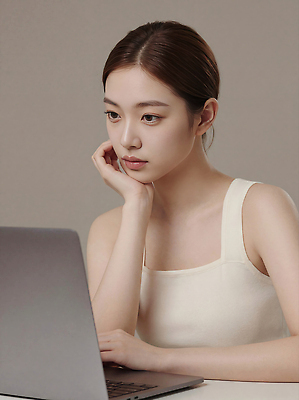 JPG 편집이미지 여자 생각 조명 기술 실내 노트북 학습 컴퓨터 사무실 머리 시간 작업 편안함 집중 자기관리 의료성형뷰티 편집실사 AI인물포토 AI콘텐츠 교육 컨셉 비즈니스 사람 내부 신체부위 전자제품 감각 CG 파일형식 AI포토