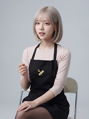 JPG 편집이미지 헤어스타일 여자 의자 모션 짧은머리 설명 뷰티 공간 미용실 강의 미용사 고객 밝은색 의료성형뷰티 편집실사 AI인물포토 AI콘텐츠 직업 가구 사람 뷰티샵 CG 파일형식 AI포토