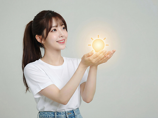 JPG 편집이미지 손 포즈 백그라운드 티셔츠 모션 밝음 미소 사람 빛 태양 청바지 표현 시간 즐거움 의료성형뷰티 이미지편집 AI인물포토 AI콘텐츠 자연요소 감정 셔츠 바지 표정 신체부위 파일형식 AI포토