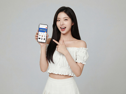 JPG 모델 편집이미지 옷 포즈 스마트폰 쇼핑 판매 세일 스크린 정보 흰색 가리킴 상품 알림 마케팅 의료성형뷰티 편집실사 AI인물포토 AI콘텐츠 컬러 손짓 핸드폰 스마트기기 CG 파일형식 AI포토