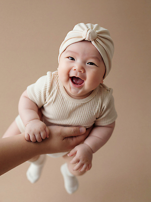 JPG 편집이미지 손 행복 어린이 백그라운드 가족 모션 웃음 귀여움 기쁨 육아 아기 머리띠 유아복 순간 의료성형뷰티 편집실사 AI인물포토 AI콘텐츠 옷 감정 컨셉 장신구 관계 표정 사람 신체부위 아기용품 CG 파일형식 AI포토