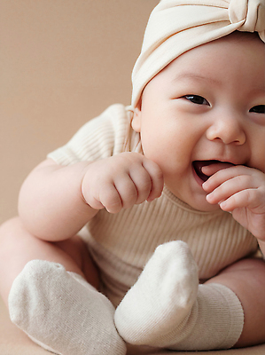 JPG 편집이미지 옷 백그라운드 장난 표정 웃음 귀여움 아기 신생아 머리띠 편안함 즐거움 오브젝트 순간 의료성형뷰티 편집실사 AI인물포토 AI콘텐츠 감정 컨셉 장신구 사람 감각 CG 파일형식 AI포토