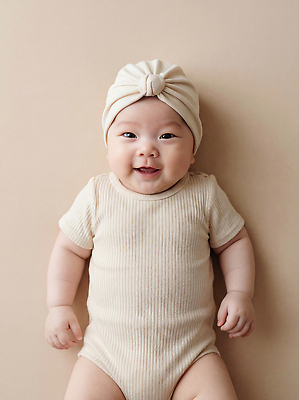 JPG 편집이미지 어린이 백그라운드 미소 웃음 아기 베이지색 아기모자 의료성형뷰티 편집실사 AI인물포토 AI콘텐츠 모자_잡화 컬러 표정 사람 CG 파일형식 AI포토