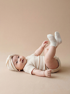 JPG 편집이미지 행복 어린이 포즈 백그라운드 웃음 촬영 흰색 아기 신생아 기저귀 부드러움 의료성형뷰티 편집실사 AI인물포토 AI콘텐츠 감정 컬러 표정 사람 아기용품 감각 CG 파일형식 AI포토