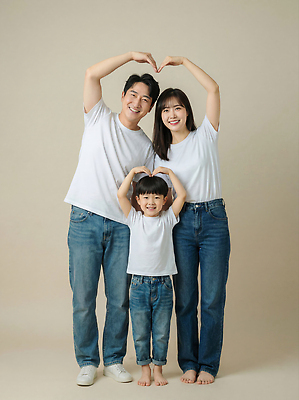 JPG 편집이미지 손 행복 아들 어린이 포즈 가족 모션 엄마 함께함 사랑 웃음 하트 아빠 가족사진 심플 의료성형뷰티 편집실사 AI인물포토 AI콘텐츠 모양 감정 컨셉 관계 표정 사람 신체부위 CG 파일형식 단체사진 AI포토