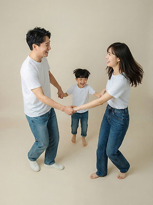 JPG 편집이미지 행복 아들 어린이 가족 모션 엄마 함께함 실내 표정 웃음 부모 손잡기 방 춤 아빠 즐거움 가족사진 놀기 순간 의료성형뷰티 편집실사 AI인물포토 AI콘텐츠 감정 컨셉 관계 문화예술 사람 내부 CG 파일형식 단체사진 AI포토