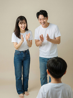 JPG 편집이미지 행복 아들 어린이 가족 관계 놀이 엄마 조명 실내 웃음 부모 화목 아빠 박수 즐거움 가족사진 소통 순간 의료성형뷰티 편집실사 AI인물포토 AI콘텐츠 감정 컨셉 표정 사람 손짓 내부 CG 파일형식 단체사진 AI포토