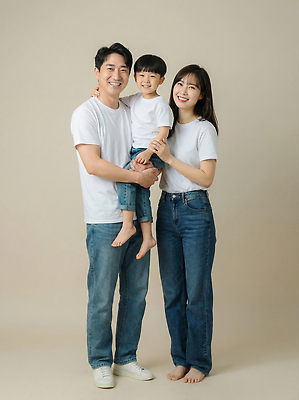 JPG 편집이미지 행복 아들 어린이 백그라운드 티셔츠 가족 안기 엄마 함께함 웃음 부모 카메라 촬영 청바지 아빠 가족사진 베이지색 의료성형뷰티 편집실사 AI인물포토 AI콘텐츠 감정 컬러 컨셉 셔츠 바지 관계 모션 표정 사람 전자제품 CG 파일형식 단체사진 AI포토