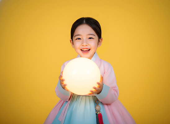 JPG 편집이미지 전통 행복 감정 문화 어린이 포즈 백그라운드 조명 한국 웃음 태양 노란색 촬영 한복 오브젝트 의료성형뷰티 편집실사 AI인물포토 AI콘텐츠 자연요소 한국전통 아시아 컬러 표정 사람 전통의상 CG 파일형식 AI포토