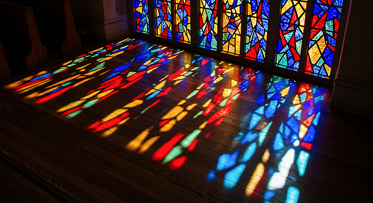 JPG 편집이미지 디자인 종교 예술 컬러 패턴 창문 조명 바닥 실내 빛 교회 예배 스테인드글라스 편집실사 AI컴퓨터그래픽 AI콘텐츠 무늬 종교건축 유리 내부 건물 CG 파일형식