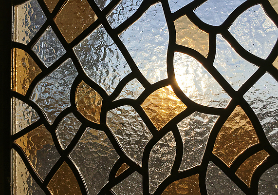 JPG 편집이미지 디자인 컬러 패턴 창문 유리 아침 실내 따뜻함 장식 빛 햇빛 반사 소재 스테인드글라스 편집실사 AI컴퓨터그래픽 AI콘텐츠 주간 무늬 재질 내부 태양 CG 파일형식