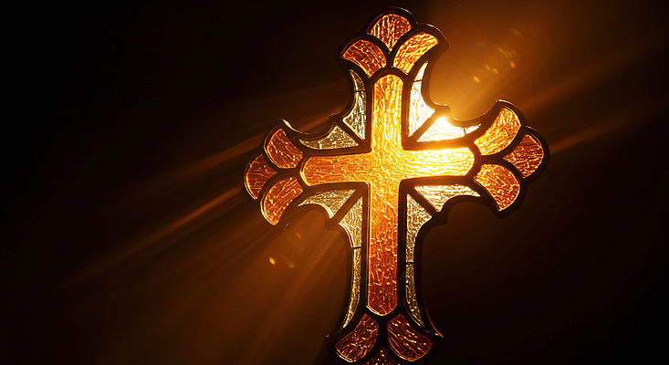 JPG 모양 편집이미지 디자인 기독교 종교 예술 상징 십자가 조명 그림자 빛 믿음 공간 신성 스테인드글라스 영감 편집실사 AI컴퓨터그래픽 AI콘텐츠 감정 유리 CG 파일형식