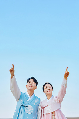 JPG 편집이미지 부부 커플 여자 남자 문화 어린이 포즈 하늘 한국 풍경 축제 가리킴 전통의상 한복 위치 의료성형뷰티 편집실사 AI인물포토 AI콘텐츠 한국전통 전통 아시아 관계 사람 손짓 CG 파일형식 AI포토