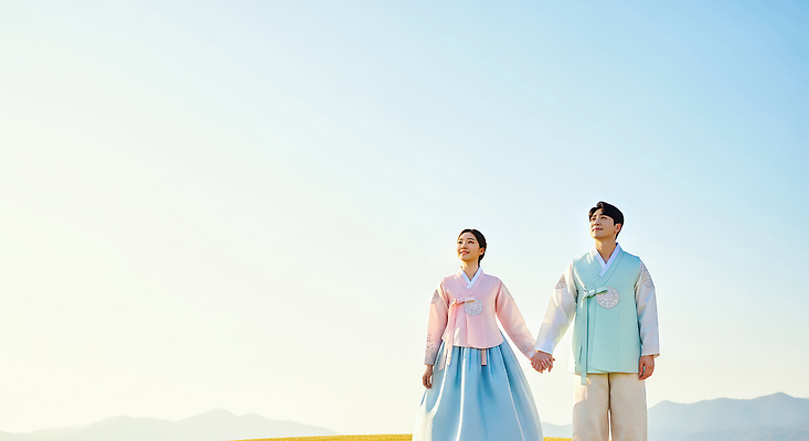 JPG 편집이미지 전통 부부 커플 응시 옷 결혼 백그라운드 하늘 산 한국 사람 풍경 한복 의료성형뷰티 편집실사 AI인물포토 AI콘텐츠 한국전통 시선 아시아 관계 이벤트 전통의상 CG 파일형식 AI포토