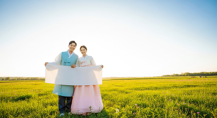 JPG 편집이미지 부부 커플 행복 종이 서기 풍경 초원 두명 햇빛 걷기 한복 소통 오후 의료성형뷰티 편집실사 AI인물포토 AI콘텐츠 한국전통 감정 컨셉 관계 모션 사람 태양 전통의상 CG 파일형식 AI포토