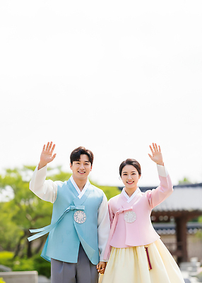 JPG 편집이미지 전통 부부 커플 옷 여자 기념일 남자 행복 문화 컬러 조명 한국 정원 사진촬영 한복 손흔들기 의료성형뷰티 편집실사 AI인물포토 AI콘텐츠 한국전통 감정 아시아 관계 모션 사람 이벤트 촬영 전통의상 CG 파일형식 AI포토