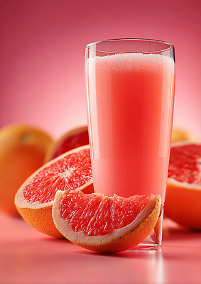 JPG 편집이미지 음료 음식 분홍색 조각 과일 탁자 디저트 건강 컵 여름 주스 신선 자몽 상큼 비타민 이미지편집 AI컴퓨터그래픽 AI콘텐츠 식기 계절 컬러 가구 영양소 파일형식