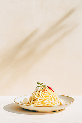 JPG 편집이미지 접시 음식 백그라운드 재료 탁자 디저트 스파게티 그림자 요리 식사 흰색 면류 요리방법 알리오올리오 편집실사 AI포토 AI콘텐츠 식기 컬러 가구 파스타 CG 방법 파일형식