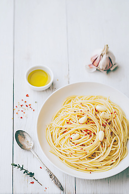 JPG 나무 편집이미지 접시 음식 재료 고추 탁자 마늘 요리 숟가락 식사 면류 올리브오일 레시피 알리오올리오 편집실사 AI포토 AI콘텐츠 식물 식기 가구 채소 파스타 수저 기름_음식 CG 파일형식