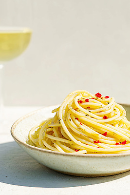 JPG 편집이미지 접시 음료 음식 식탁 파스타 스파게티 요리 일상 레스토랑 식사 양념 이탈리아음식 저녁 점심 알리오올리오 편집실사 AI포토 AI콘텐츠 식기 탁자 서양음식 라이프 식당 야간 CG 파일형식