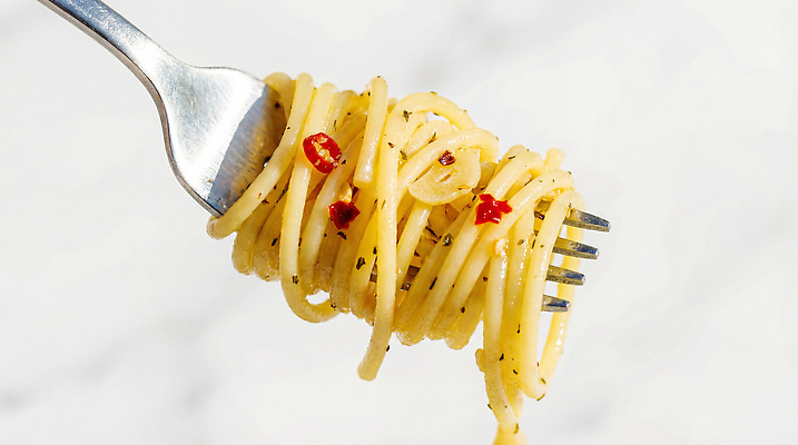 JPG 편집이미지 음식 포크 재료 고추 식탁 파스타 요리 장식 식사 면류 이탈리아음식 맛 알리오올리오 편집실사 AI포토 AI콘텐츠 식기 컨셉 채소 탁자 서양음식 CG 파일형식