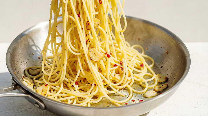 JPG 편집이미지 음식 재료 고추 마늘 스파게티 요리 주방 식사 뜨거움 이탈리아음식 볶음 면발 알리오올리오 편집실사 AI포토 AI콘텐츠 채소 파스타 서양음식 CG 파일형식