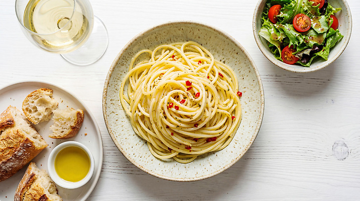 JPG 편집이미지 음식 토마토 채소 탁자 파스타 스파게티 요리 식사 저녁식사 샐러드 올리브오일 바게트 화이트와인 점심 알리오올리오 편집실사 AI포토 AI콘텐츠 빵 가구 서양음식 와인 기름_음식 CG 파일형식