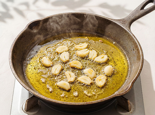 JPG 편집이미지 음식 재료 마늘 요리 주방 뜨거움 냄비 수증기 볶음 향 레시피 알리오올리오 편집실사 AI포토 AI콘텐츠 채소 파스타 솥 CG 파일형식