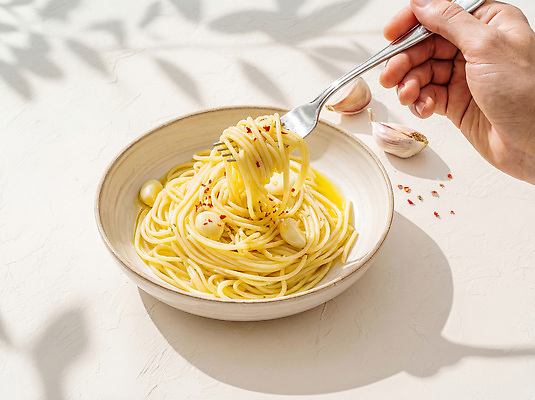 JPG 편집이미지 그릇 손 음식 포크 탁자 주택 파스타 마늘 스파게티 요리 주방 식사 저녁 점심 고춧가루 의료성형뷰티 알리오올리오 편집실사 AI인물포토 AI콘텐츠 식기 가구 채소 서양음식 건물 신체부위 야간 가루 CG 파일형식 AI포토