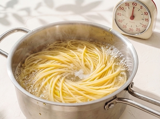 JPG 편집이미지 음식 시계 재료 불 파스타 요리 일상 물 주방 소리 면류 뜨거움 냄비 준비 끓이기 알리오올리오 편집실사 AI포토 AI콘텐츠 자연요소 모션 서양음식 라이프 솥 CG 파일형식