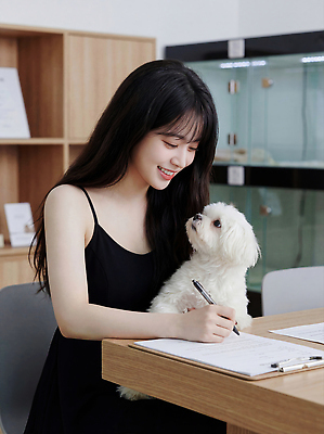 JPG 편집이미지 여자 반려견 종이 모션 실내 사랑 앉기 반려동물 기록 작업 집중 책상 즐거움 의료성형뷰티 편집실사 AI인물포토 AI콘텐츠 동물 감정 가구 컨셉 사람 내부 개 CG 파일형식 AI포토