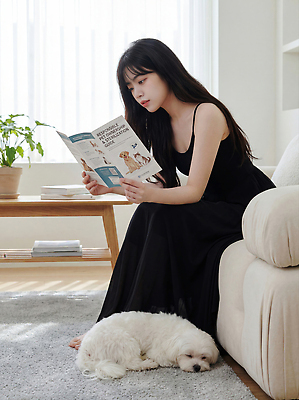 JPG 식물 동물 편집이미지 여자 주택 실내 사람 책 소파 독서 햇빛 강아지 의료성형뷰티 편집실사 AI인물포토 AI콘텐츠 의자 내부 건물 반려동물 태양 개 CG 파일형식 AI포토