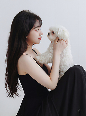 JPG 동물 편집이미지 헤어스타일 응시 여자 반려견 포옹 실내 대화 사랑 흰색 강아지 교감 의료성형뷰티 편집실사 AI인물포토 AI콘텐츠 시선 감정 컬러 안기 말하기 사람 내부 반려동물 개 CG 파일형식 AI포토