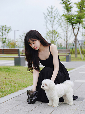 JPG 나무 편집이미지 드레스 공원 여자 감정 벤치 모션 아침 봉투 검은색 산책 흰색 개 쓰레기 오후 의료성형뷰티 편집실사 AI인물포토 AI콘텐츠 주간 식물 옷 공공시설 컬러 의자 포유류 휴식 사람 CG 파일형식 AI포토