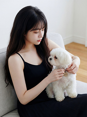 JPG 편집이미지 여자 가족 모션 실내 사랑 친구 반려동물 소파 귀여움 분위기 강아지 일과 교감 의료성형뷰티 편집실사 AI인물포토 AI콘텐츠 동물 감정 컨셉 의자 관계 사람 내부 개 CG 파일형식 AI포토