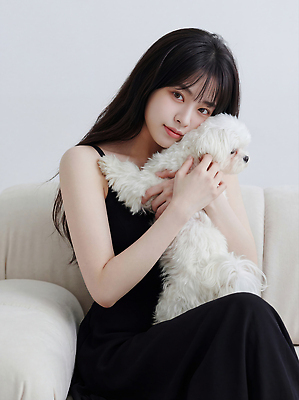 JPG 동물 편집이미지 드레스 여자 포즈 안기 털 실내 반려동물 소파 흰색 강아지 편안함 의료성형뷰티 편집실사 AI인물포토 AI콘텐츠 옷 컬러 의자 모션 사람 내부 감각 개 CG 파일형식 AI포토