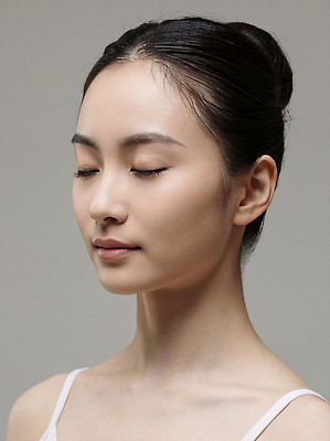 JPG 편집이미지 헤어스타일 여자 포즈 스튜디오 조명 표정 서기 머리카락 촬영 묶기 피부 의료성형뷰티 편집실사 AI인물포토 AI콘텐츠 모션 사람 신체부위 머리 CG 파일형식 AI포토