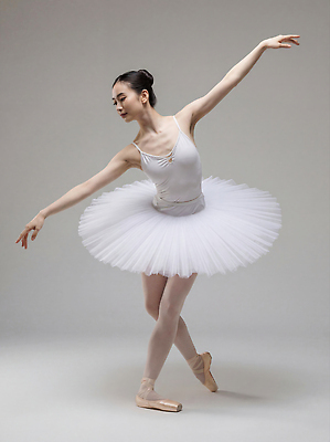 JPG 편집이미지 손 예술 포즈 기술 공연 무대 흰색 표현 춤 집중 발레 연습 발레리나 의료성형뷰티 편집실사 AI인물포토 AI콘텐츠 컬러 컨셉 문화예술 이벤트 신체부위 CG 파일형식 AI포토