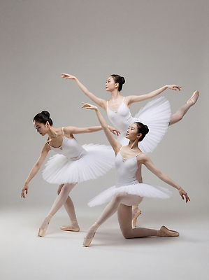 JPG 편집이미지 옷 여자 예술 포즈 백그라운드 모션 세명 공연 공간 흰색 춤 발레 연습 발레리나 의료성형뷰티 편집실사 AI인물포토 AI콘텐츠 컬러 문화예술 사람 이벤트 CG 파일형식 AI포토