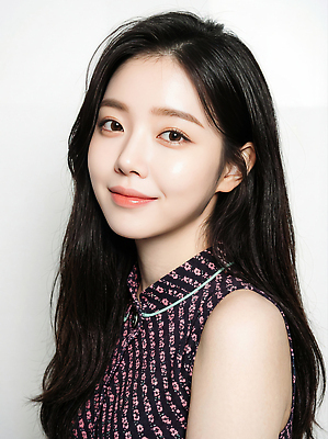 JPG 편집이미지 긴머리 여자 얼굴 포즈 검은배경 미소 웃음 사람 카메라 촬영 표현 관찰 의료성형뷰티 스타일 편집실사 AI인물포토 AI콘텐츠 헤어스타일 백그라운드 모션 표정 신체부위 전자제품 검은색 CG 파일형식 AI포토