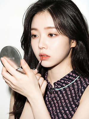 JPG 편집이미지 손 여자 패션 얼굴 일상 화장 뷰티 머리카락 거울 립스틱 집중 의료성형뷰티 스타일 편집실사 AI인물포토 AI콘텐츠 컨셉 사람 라이프 신체부위 머리 화장품 CG 파일형식 AI포토