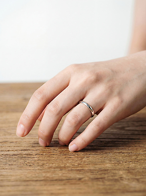 JPG 나무 편집이미지 손 디자인 포즈 손가락 탁자 일상 장식 반지 은색 오브젝트 질감 착용 의료성형뷰티 편집실사 AI인물포토 AI콘텐츠 식물 컬러 가구 장신구 라이프 신체부위 CG 파일형식 AI포토