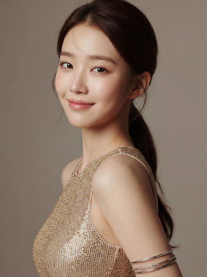 JPG 모델 편집이미지 헤어스타일 드레스 여자 패션 포즈 백그라운드 조명 미소 카메라 금색 오브젝트 뷰티풀 의료성형뷰티 스타일 편집실사 AI인물포토 AI콘텐츠 옷 컬러 표정 사람 전자제품 CG 파일형식 AI포토