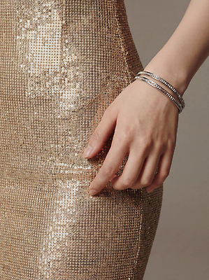 JPG 편집이미지 손 디자인 드레스 옷 여자 패션 팔찌 금색 속옷 보석 손목 착용 의료성형뷰티 스타일 편집실사 AI인물포토 AI콘텐츠 컬러 장신구 사람 신체부위 광석 CG 파일형식 AI포토